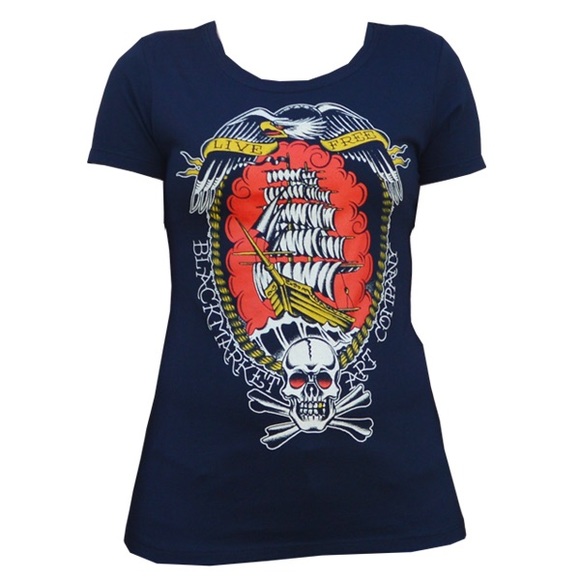Live Free Skull and Crossbones Pirate Woman’s Scoop Neck Tattoo Tee NEW S-2XL - Picture 1 of 3